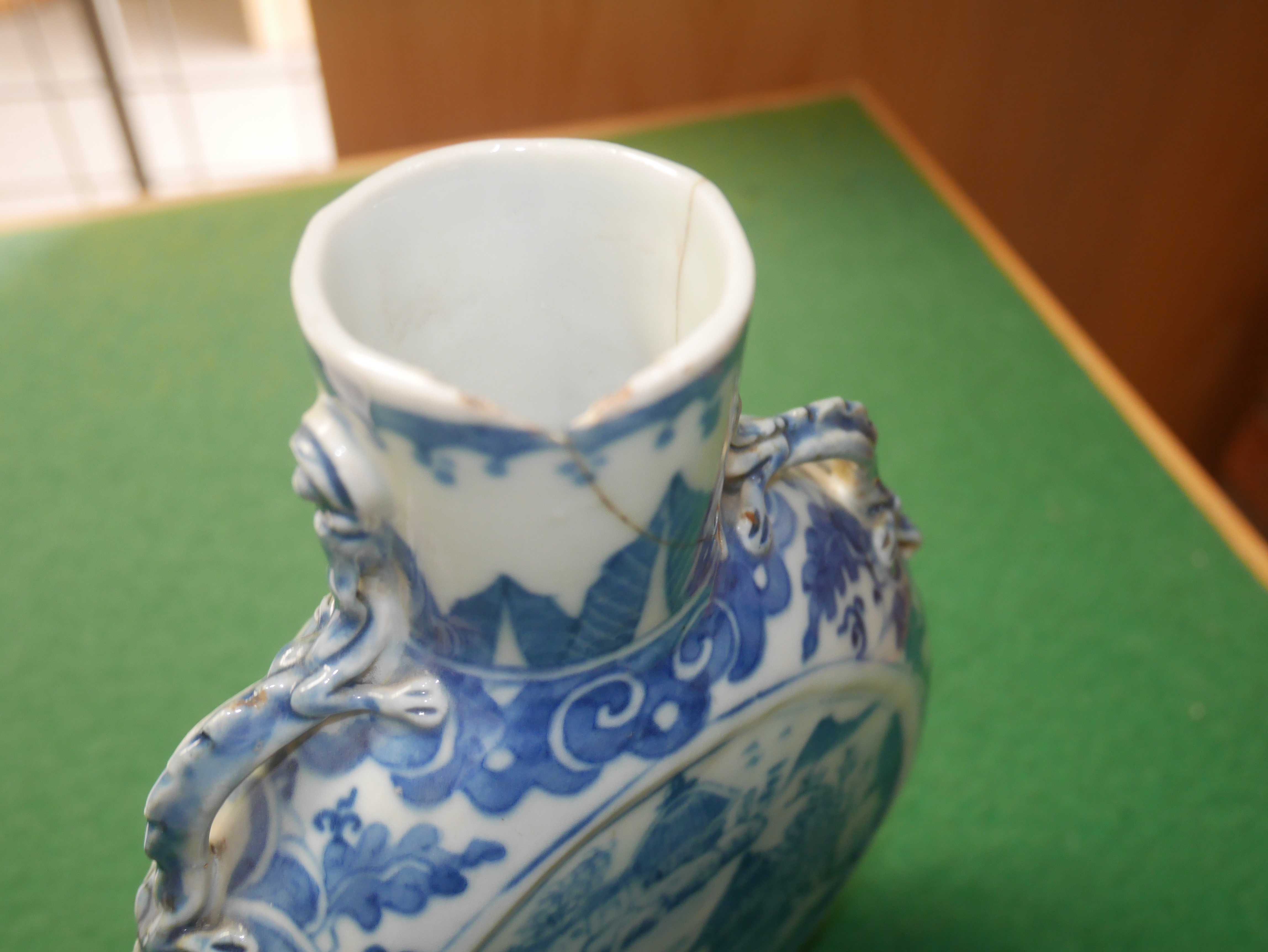 Chinese blue and white vase 22cm - Image 8 of 10