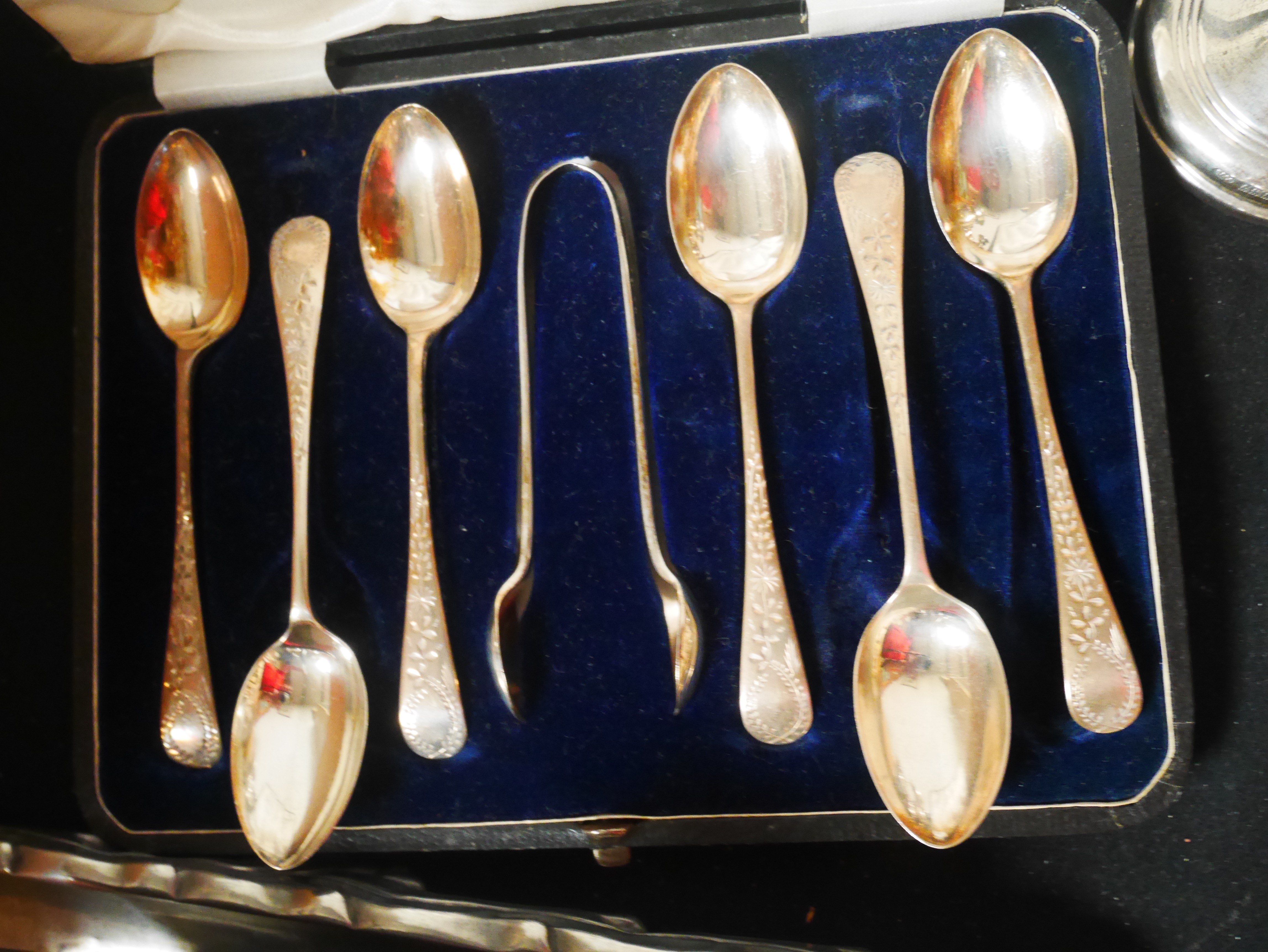 Boxed set of silver tea spoons etc.