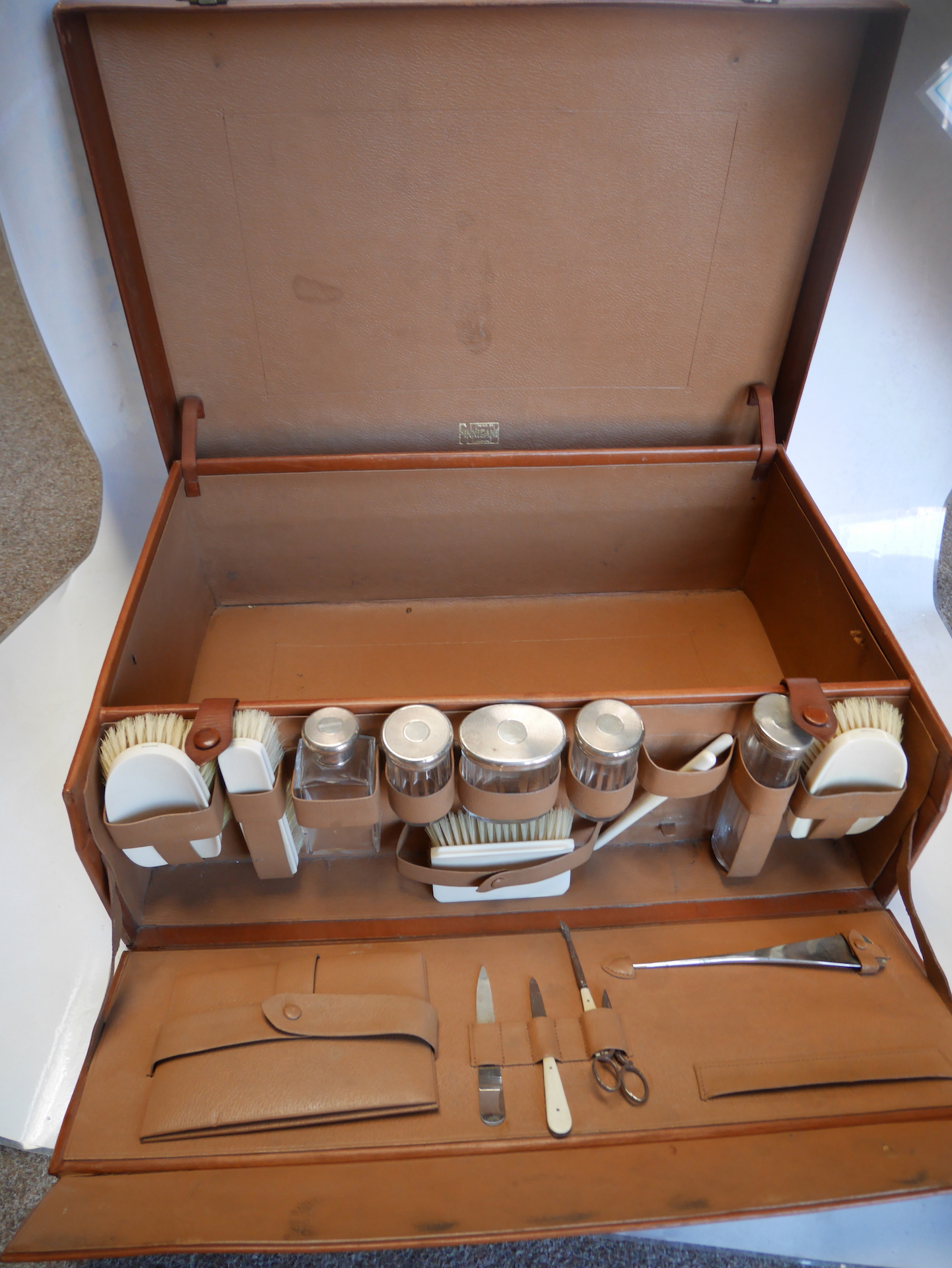 Leather suitcase by " Finnigans Bond Street London " with London silver bottles - Image 4 of 6