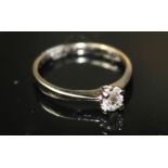 AN 18CT WHITE GOLD RING, CLAW SET WITH A SOLITAIRE DIAMOND, size l/m