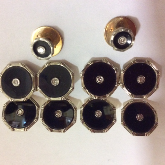 AN EARLY 20TH CENTURY 9CT GOLD, DIAMOND AND BLACK ONYX HEXAGONAL SHIRT STUDS AND CUFFLINKS SET