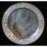 AN ANTIQUE CONTINENTAL SILVER CIRCULAR SALVER/DINNER PLATE With a wide border engraved with