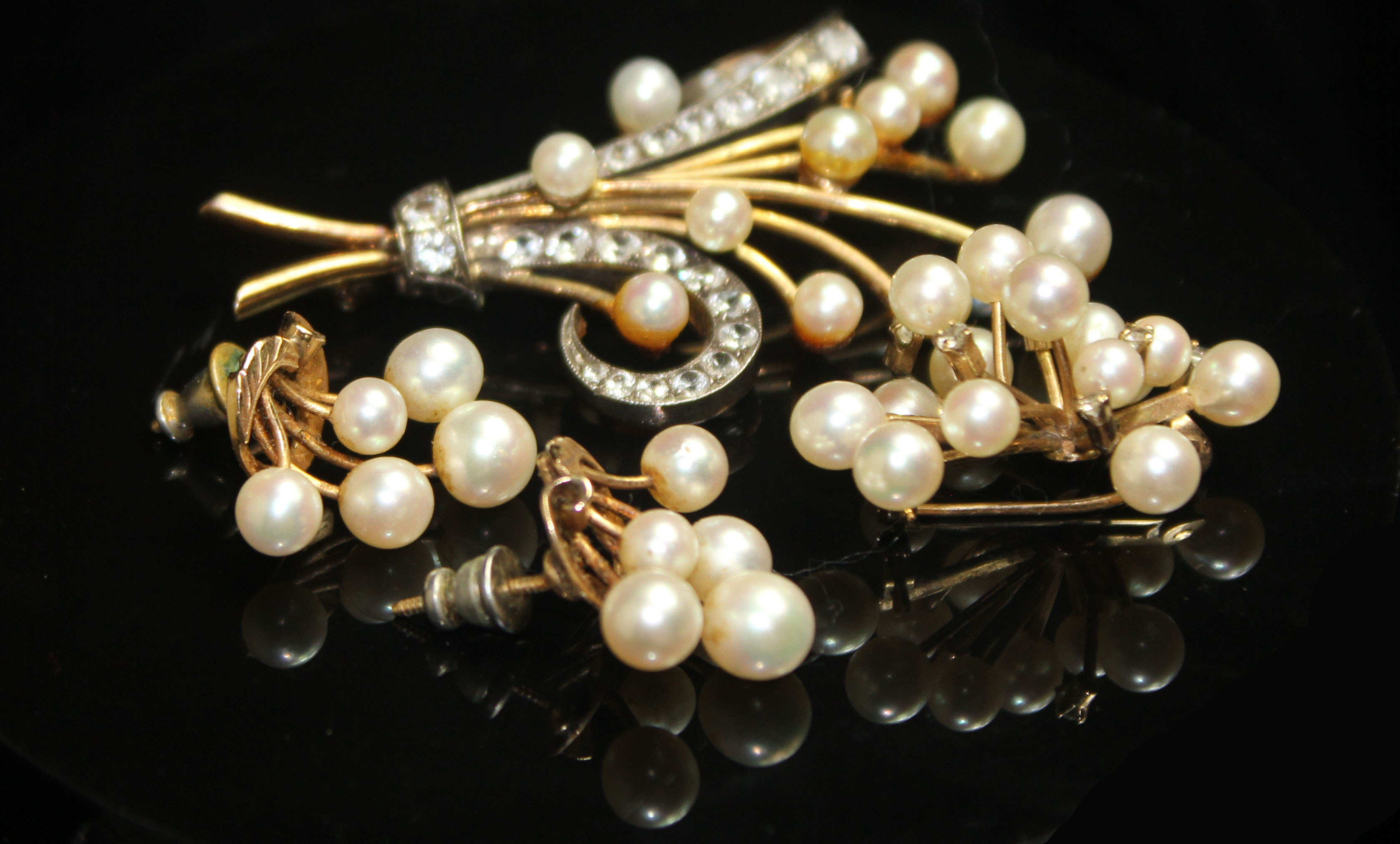 A COLLECTION OF VINTAGE PEARL AND GEMSTONE JEWELLERY, to include a starburst brooch stamped 'K14' to