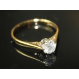 AN 9CT YELLOW GOLD AND PLATINUM SET SOLITAIRE DIAMOND RING , size l