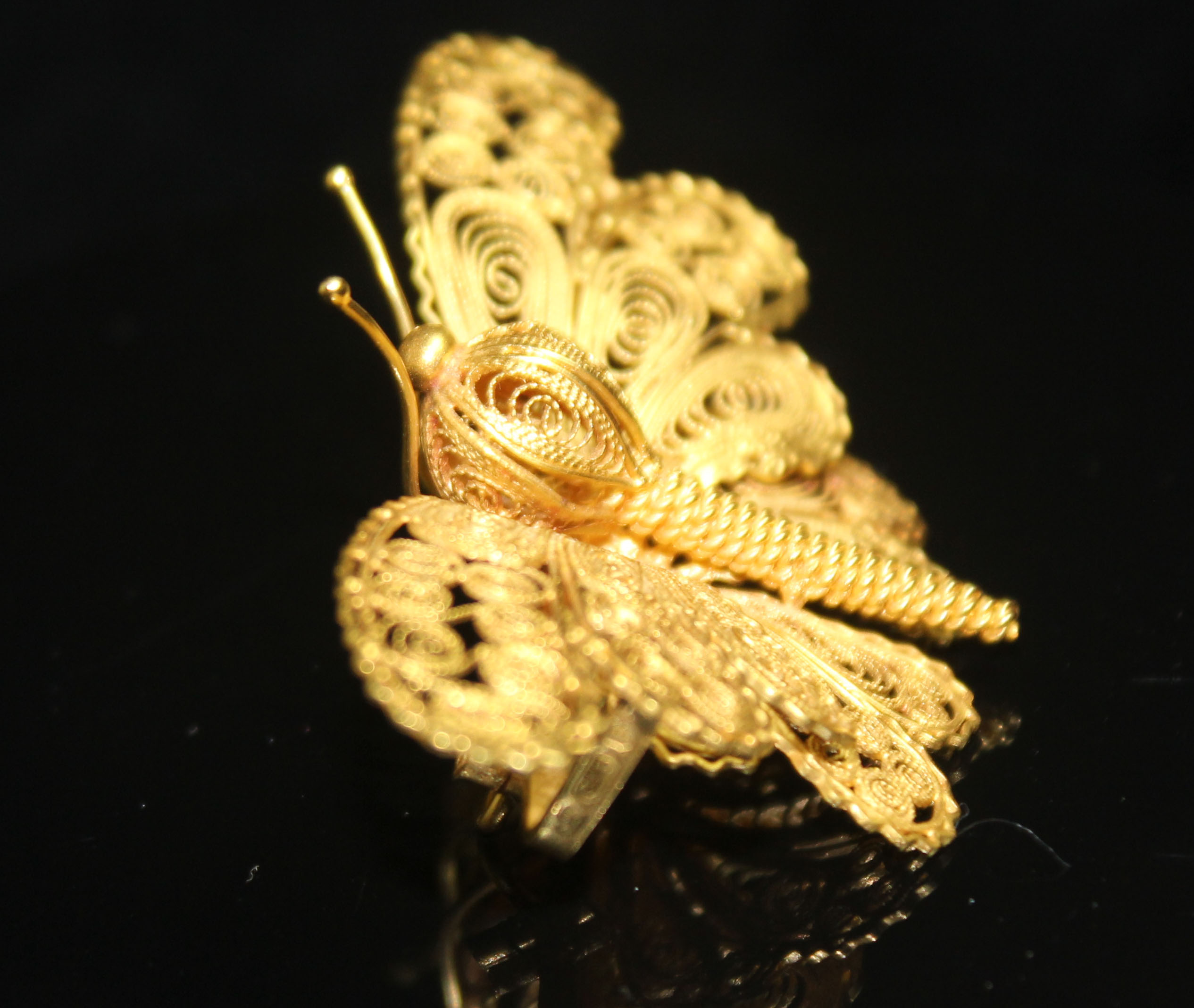 A YELLOW METAL FILIGREE BUTTERFLY BROOCH, with a ropetwist wirework body and scrolling wirework - Image 2 of 2