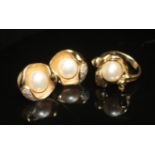A MODERNIST 9CT GOLD AND PEARL DRESS RING. A single 7.6mm pearl in an organic, abstract mount to a