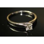 AN 18ct WHITE GOLD AND DIAMOND SOLITAIRE RING, having a princess cut diamond held in a stylised