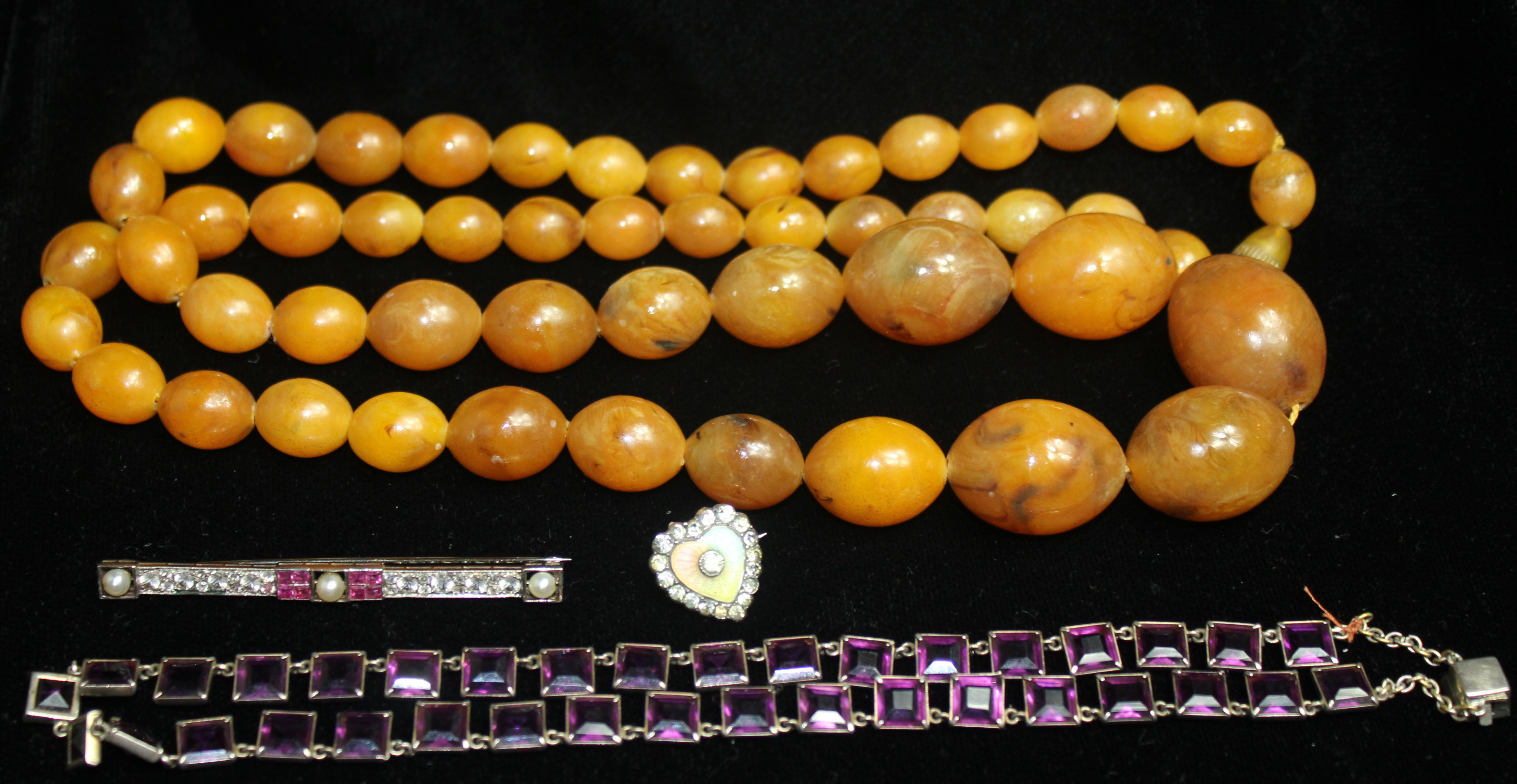 A COLLECTION OF EARLY 20TH CENTURY COSTUME JEWELLERY. To include a faux amethyst rivière necklace (