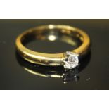 AN 18CT YELLOW GOLD RING SET WITH A SOLITAIRE DIAMOND, size l