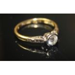 AN 18CT YELLOW GOLD RING SET WITH A SOLITAIRE DIAMOND, size l/m