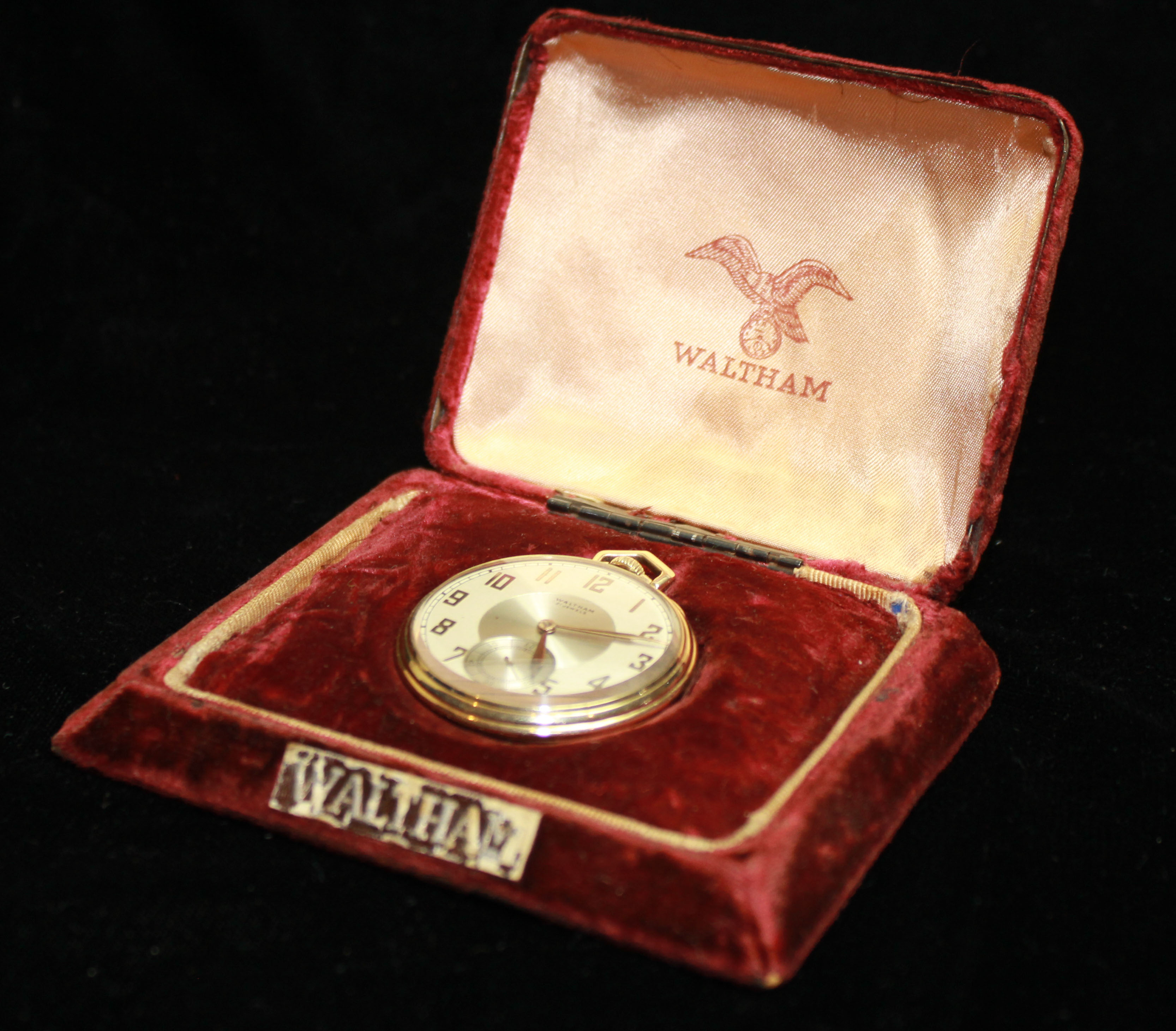 WALTHAM, A 20TH CENTURY 10CT GOLD FILLED GENT'S SLIMLINE POCKET WATCH The silver tone dial with