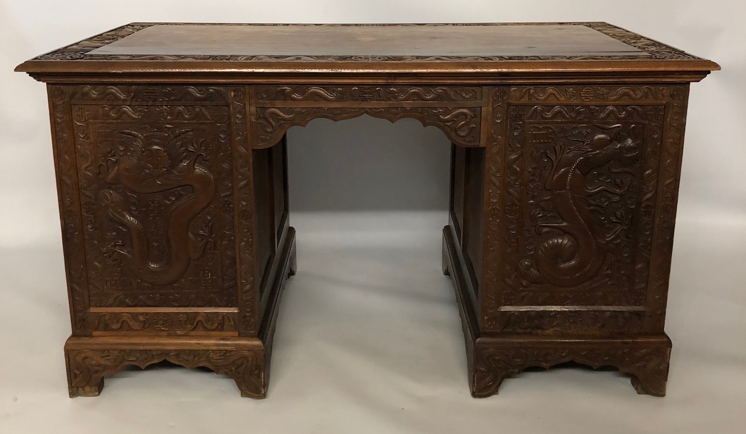 A LATE 19TH/EARLY 20TH CENTURY CHINSE FINELY CARVED HARDWOOD FREESTANDING DESK AND ARMCHAIR The - Image 2 of 6