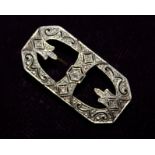 AN EARLY 20TH CENTURY RECTANGULAR 18CT GOLD, PLATINUM AND DIAMOND BROOCH With diamonds held in a