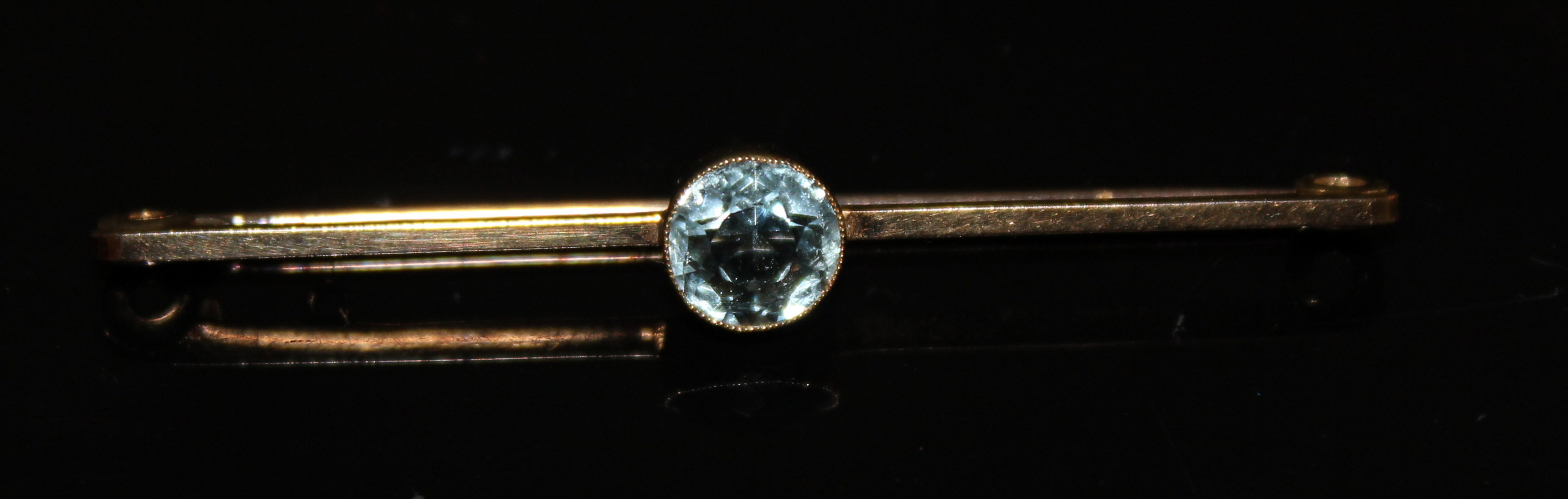 MAPPIN & WEBB, A VINTAGE 15CT GOLD AND AQUAMARINE BAR BROOCH Having a single round cut stone and