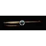 MAPPIN & WEBB, A VINTAGE 15CT GOLD AND AQUAMARINE BAR BROOCH Having a single round cut stone and