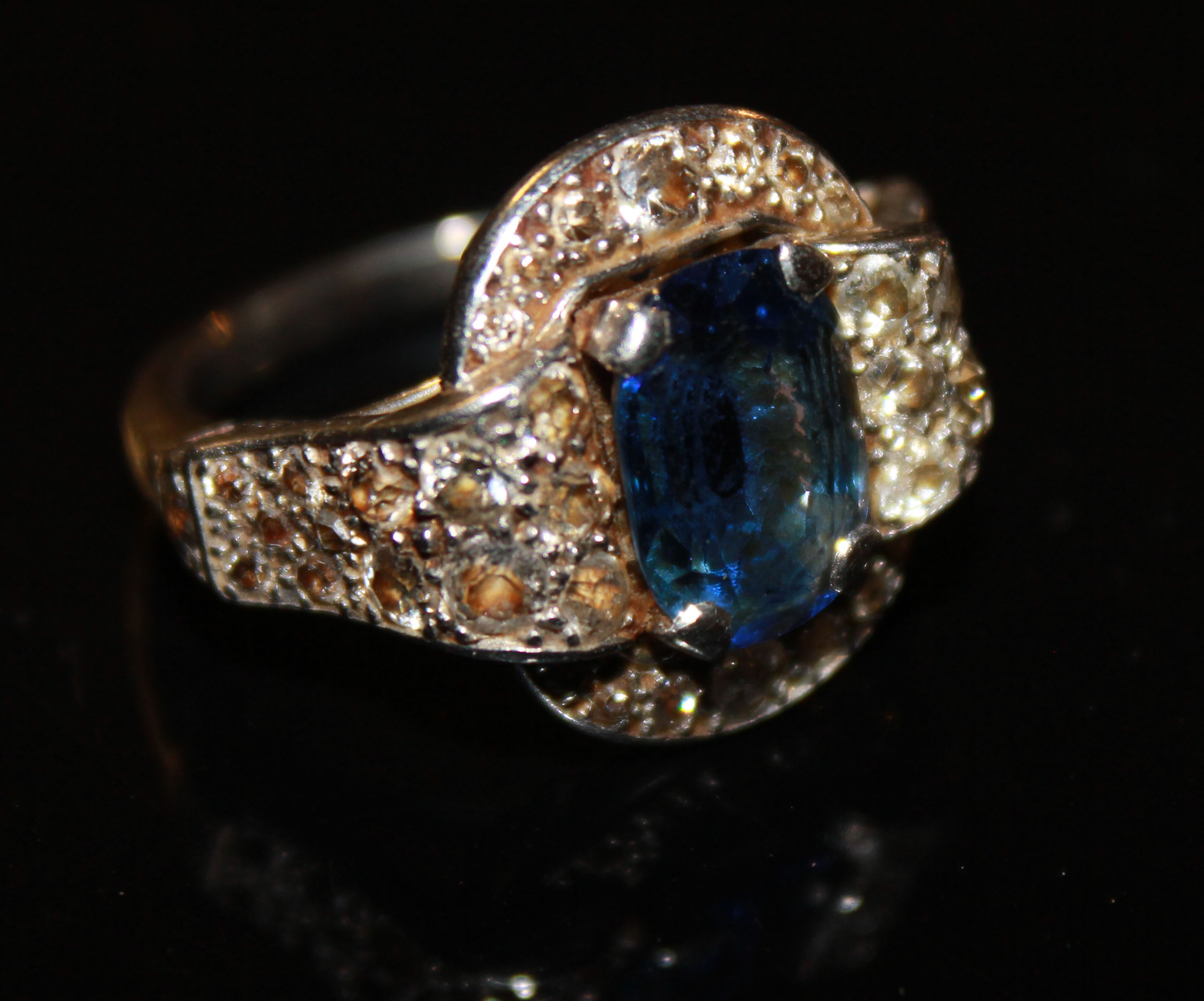 AN EARLY 20TH CENTURY ART DECO STYLE PLATINUM, SAPPHIRE AND DIAMOND RING The single octagon cut