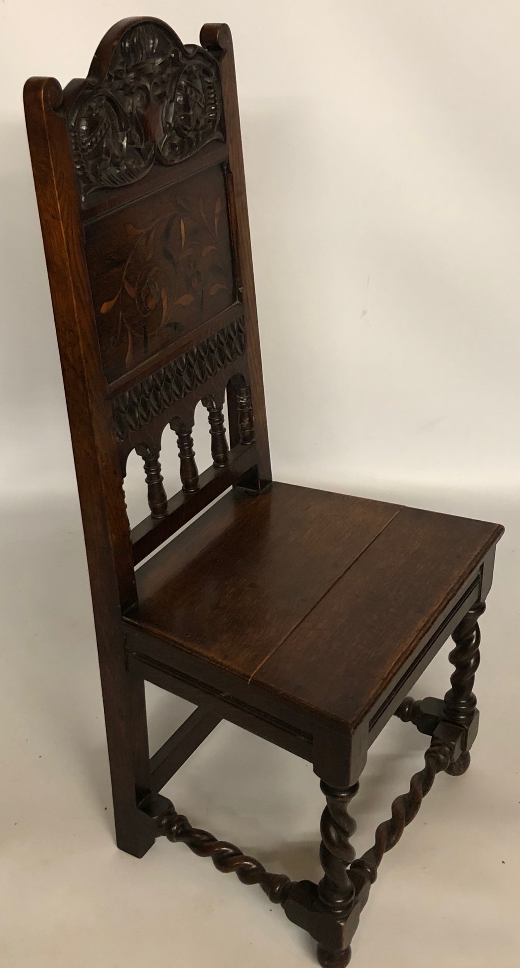 AN EDWARDIAN CARVED OAK TUDOR STYLE CHAIR Having a carved scrolled cartouche above an inlaid - Image 3 of 3