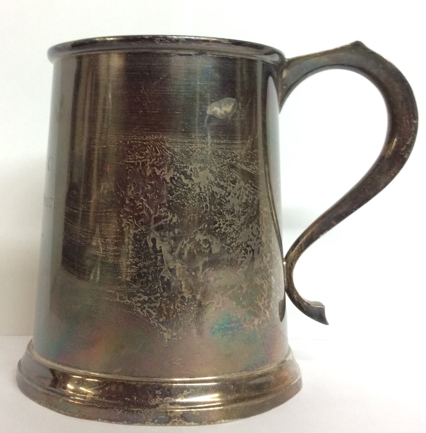 AN EARLY 20TH CENTURY SILVER TANKARD Of plain tapering design and inscribed 'CMGC Captains Prize - Image 3 of 3