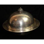 AN EARLY 20TH CENTURY SILVER MUFFIN DISH AND COVER With an ebonized finial and dome lid, opening