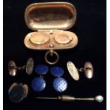A COLLECTION OF EDWARDIAN GENTLEMEN'S ACCESSORIES Including a gold plated sovereign holder, two