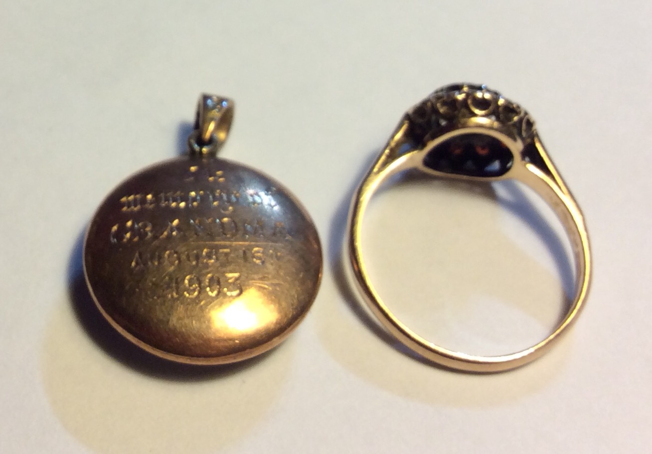 AN EDWARDIAN YELLOW METAL AND SEED PEARL MOURNING CIRCULAR LOCKET Set with a single row of seed - Image 2 of 2