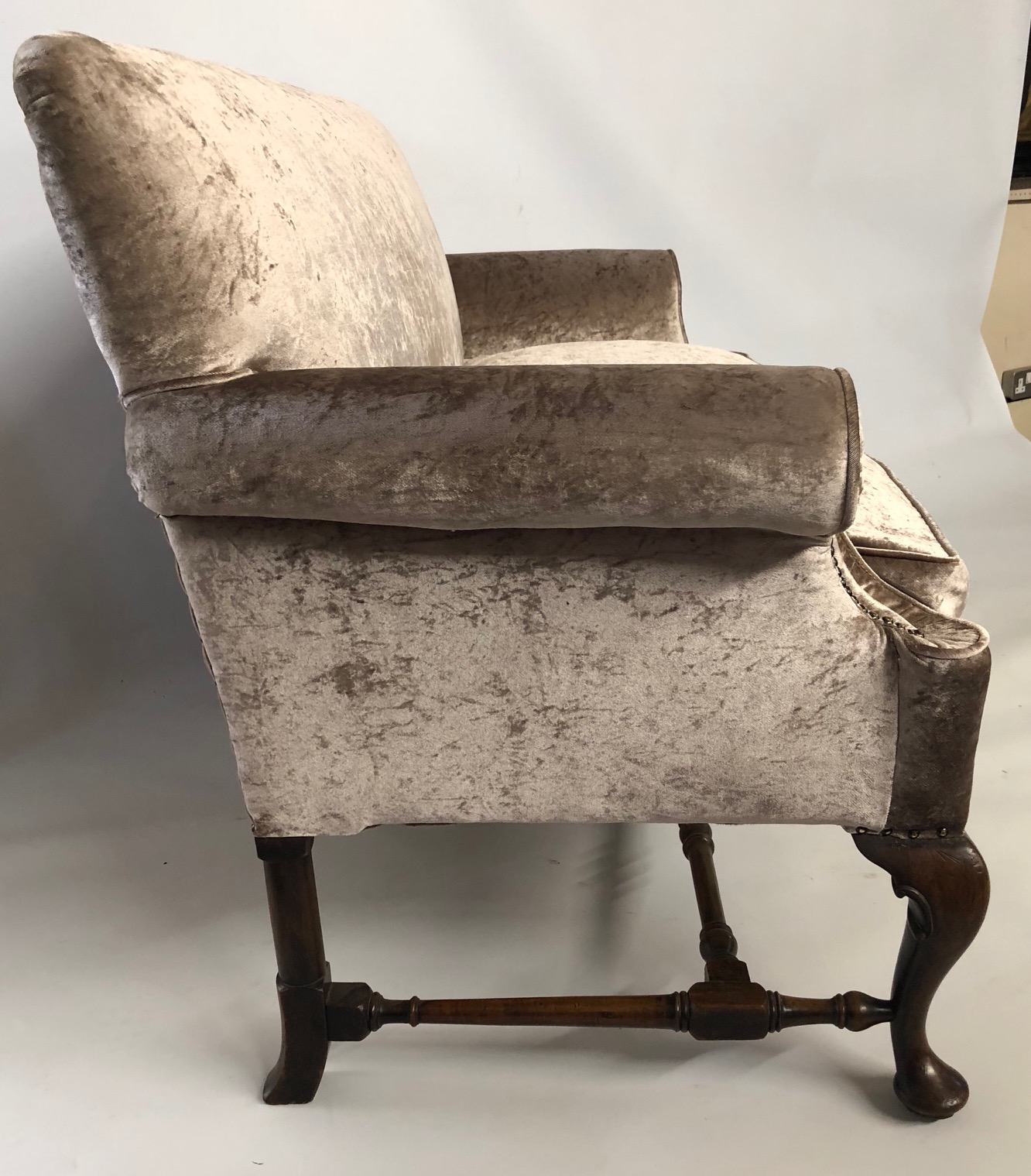 TROLLOPE & SONS, A 19TH CENTURY WALNUT GEORGE I DESIGN CRUSH VELVET SETTEE The straight back over - Image 2 of 3