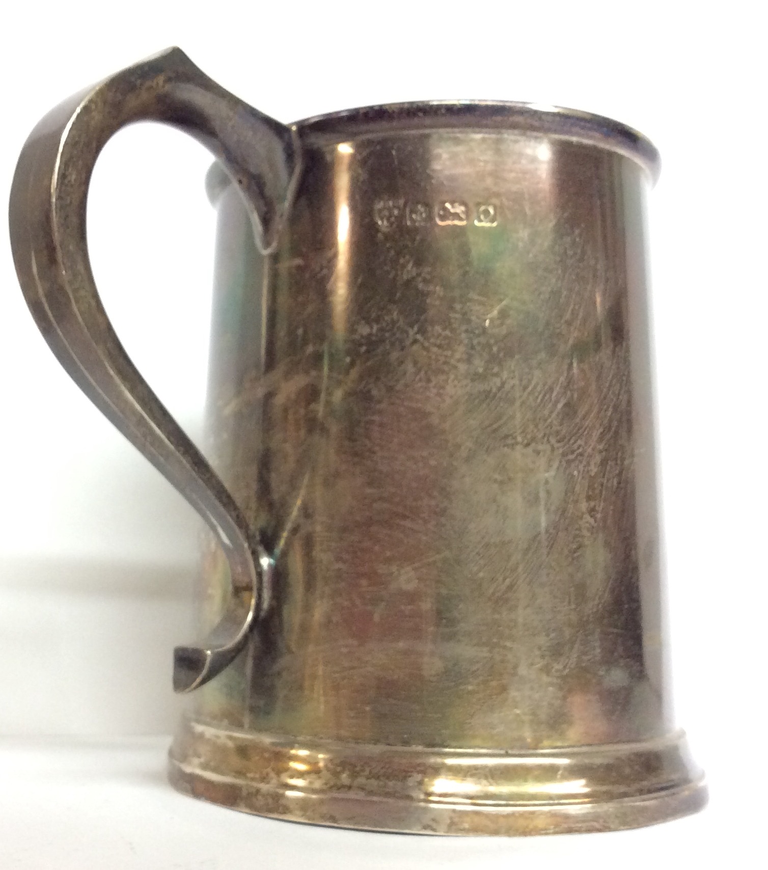 AN EARLY 20TH CENTURY SILVER TANKARD Of plain tapering design and inscribed 'CMGC Captains Prize