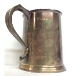 AN EARLY 20TH CENTURY SILVER TANKARD Of plain tapering design and inscribed 'CMGC Captains Prize