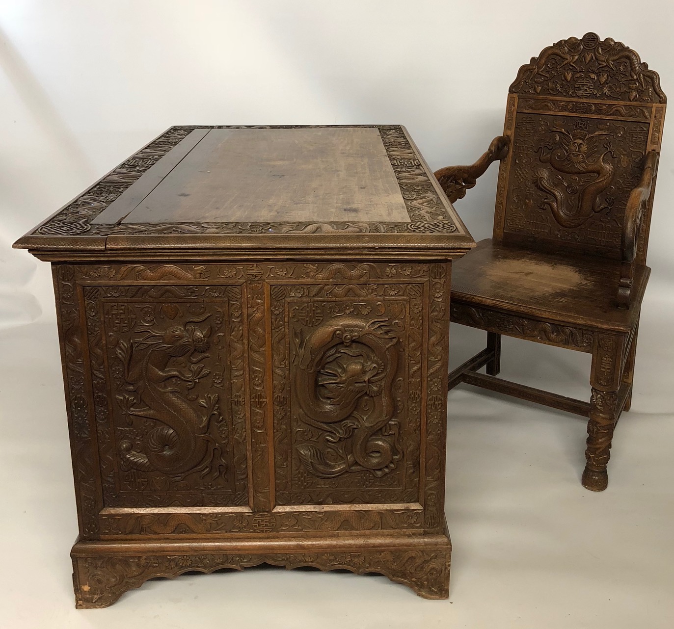 A LATE 19TH/EARLY 20TH CENTURY CHINSE FINELY CARVED HARDWOOD FREESTANDING DESK AND ARMCHAIR The - Image 6 of 6