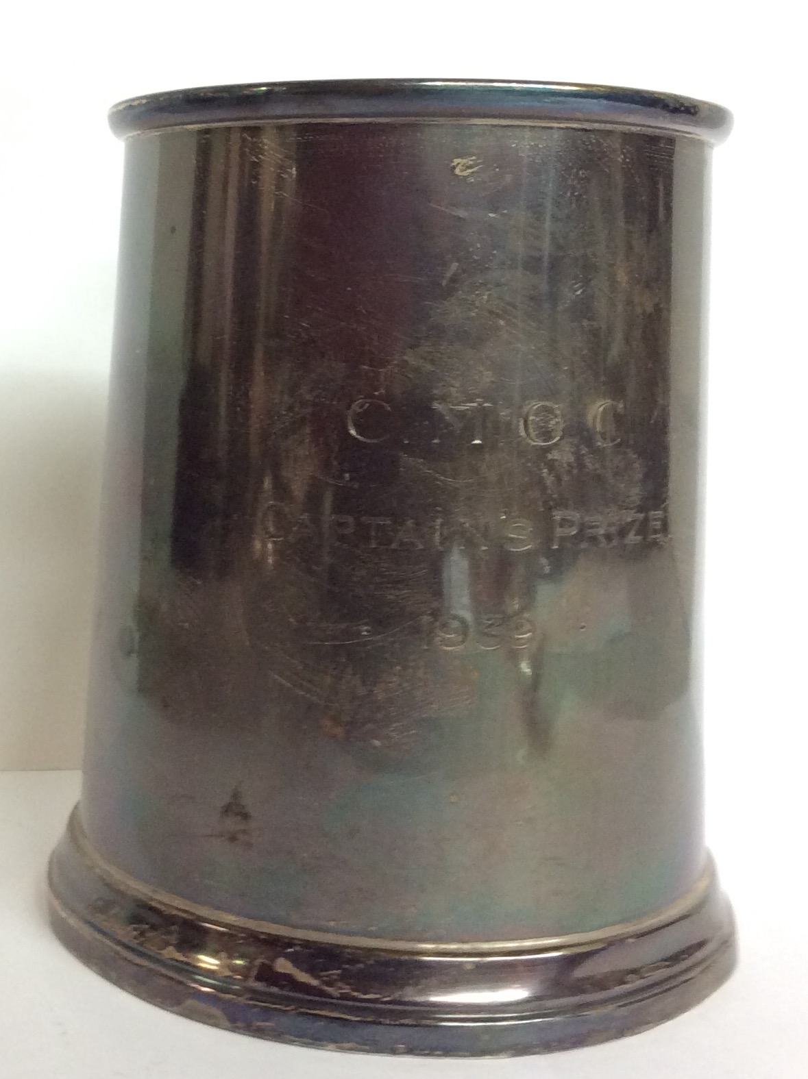 AN EARLY 20TH CENTURY SILVER TANKARD Of plain tapering design and inscribed 'CMGC Captains Prize - Image 2 of 3