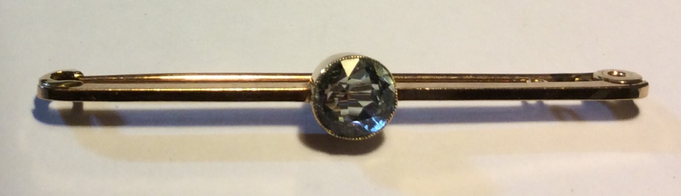 MAPPIN & WEBB, A VINTAGE 15CT GOLD AND AQUAMARINE BAR BROOCH Having a single round cut stone and - Image 3 of 3