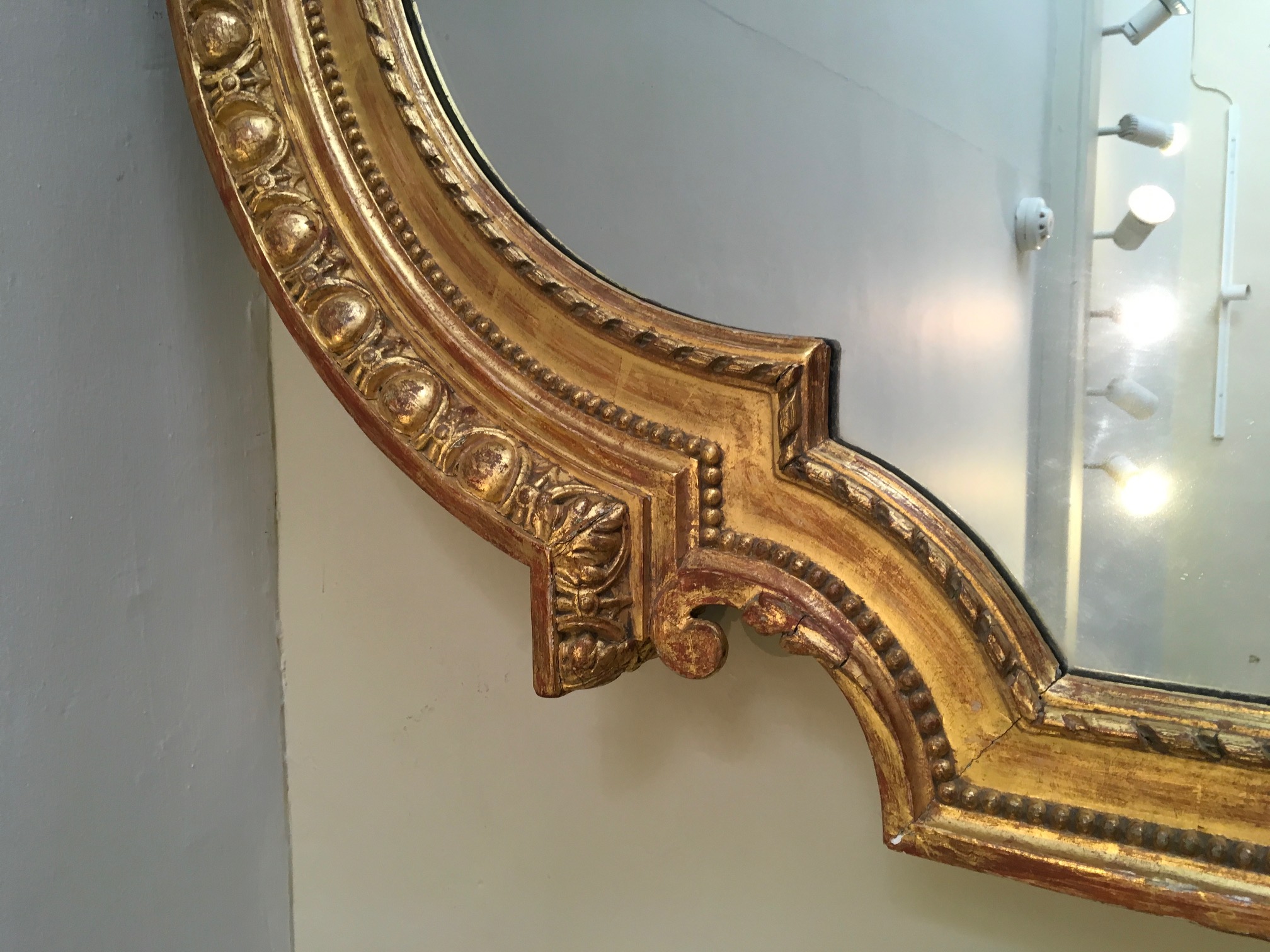 IN THE MANNER OF WILLIAM KENT, A LARGE 19TH CENTURY GILTWOOD FRAMED MIRROR The egg and dart dome - Image 5 of 8