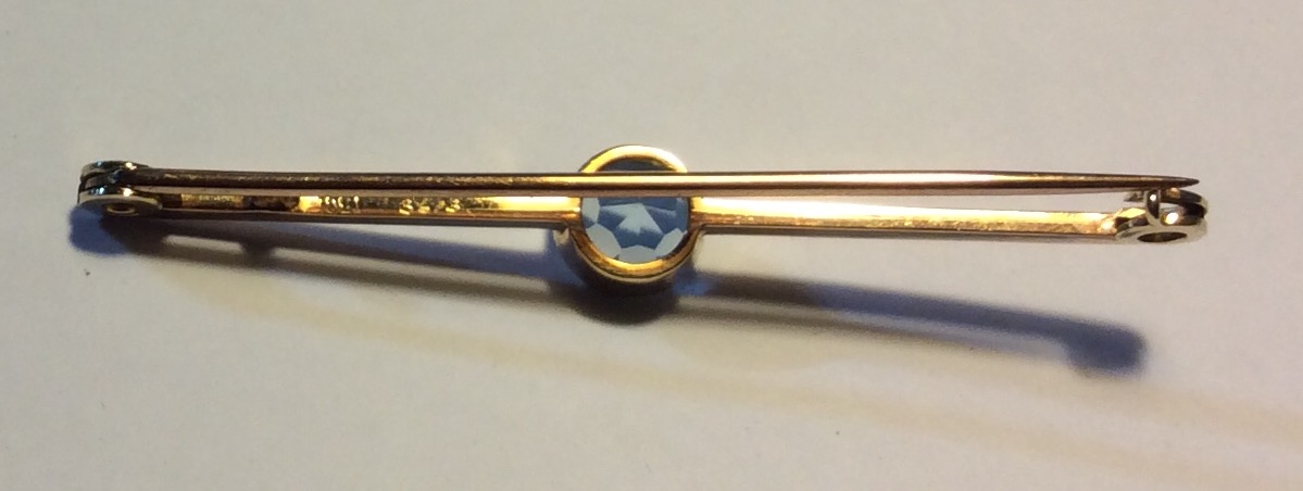 MAPPIN & WEBB, A VINTAGE 15CT GOLD AND AQUAMARINE BAR BROOCH Having a single round cut stone and - Image 2 of 3
