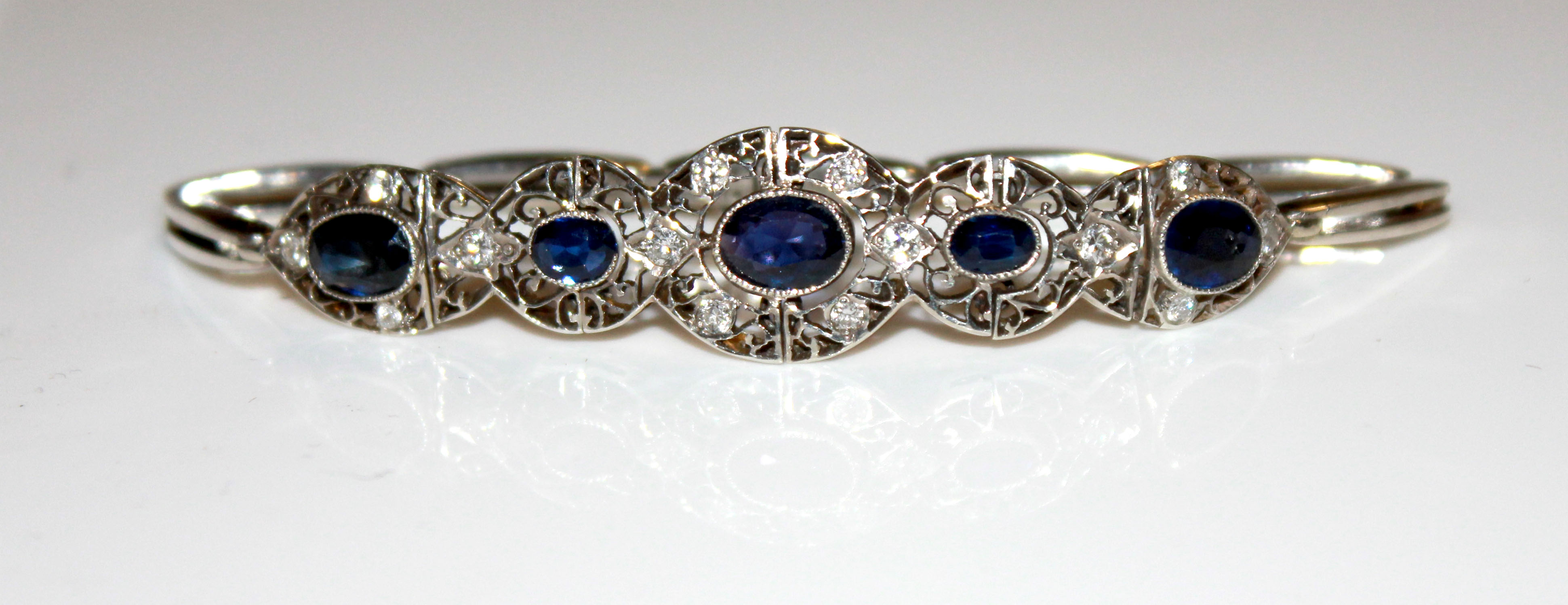 AN UNUSUAL WHITE METAL, AMETHYST AND SAPPHIRE BRACELET Set with a central oval cut amethyst, flanked