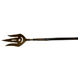 AN UNUSUAL 20TH CENTURY ISLAMIC BRASS SPEAR/TRIDENT Having Cyrillic style decoration to metal