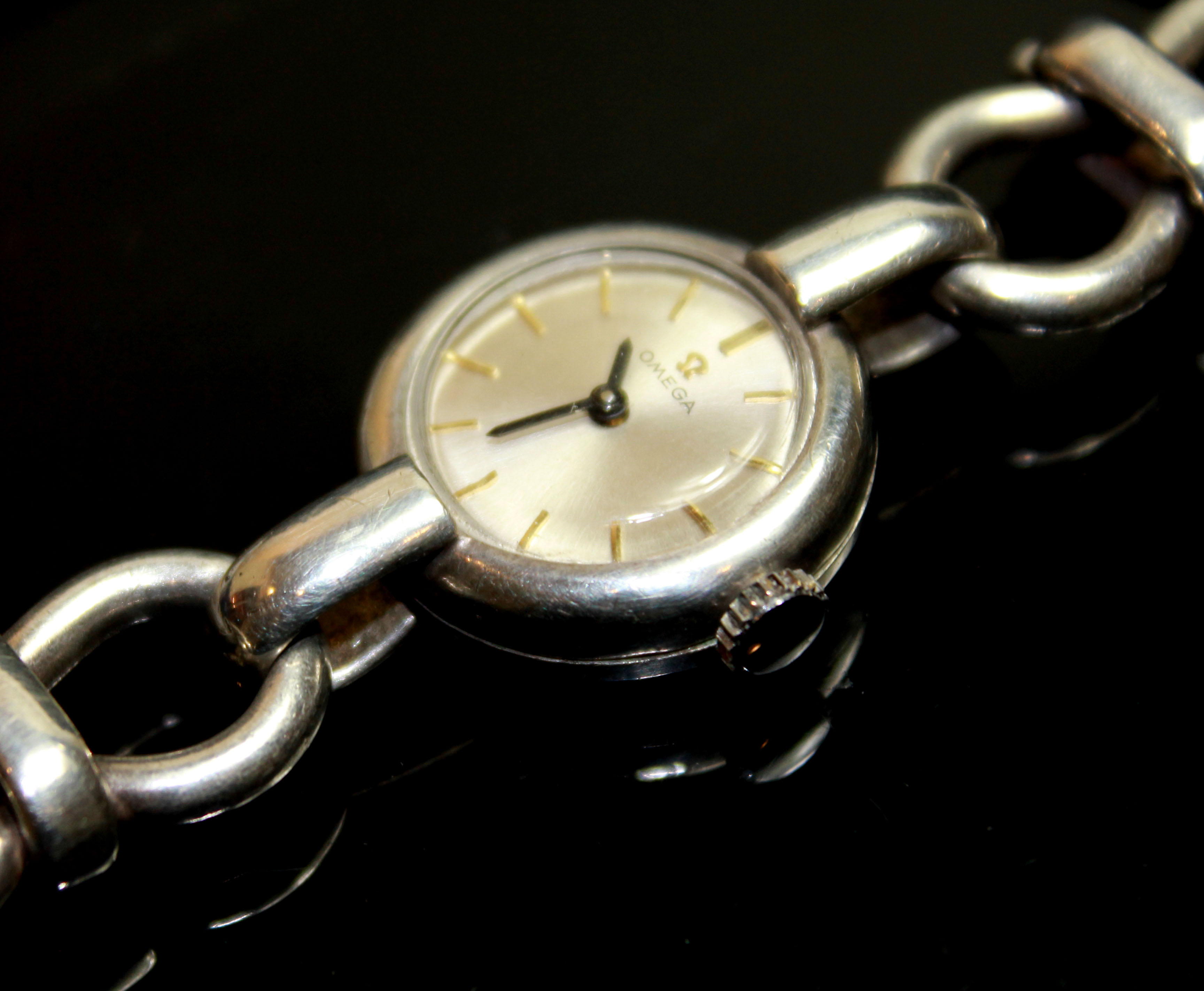 A 20TH CENTURY SILVER LADIES DRESS WATCH The circular dial set with large fancy links to bracelet - Image 2 of 2