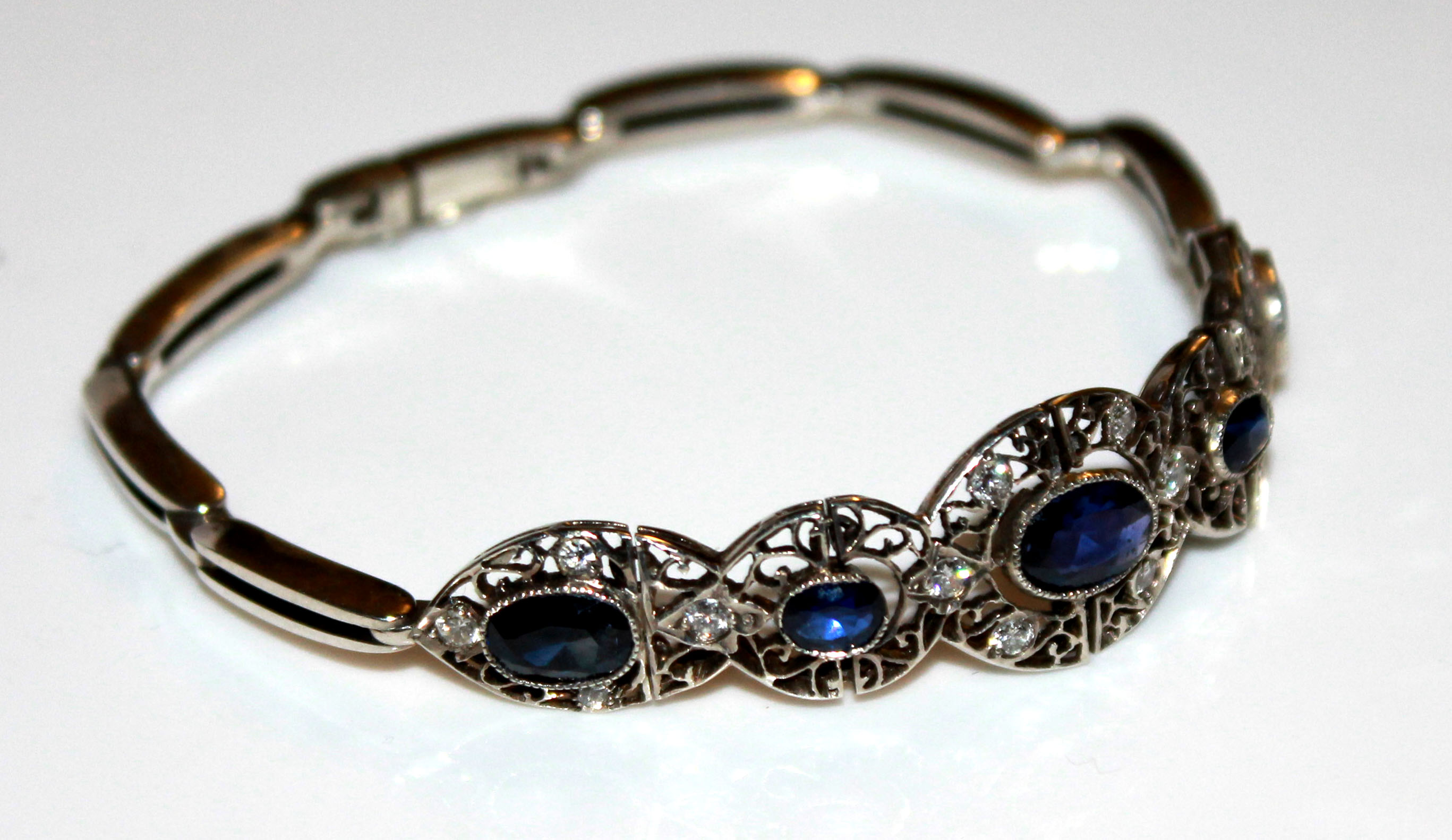 AN UNUSUAL WHITE METAL, AMETHYST AND SAPPHIRE BRACELET Set with a central oval cut amethyst, flanked - Image 2 of 2