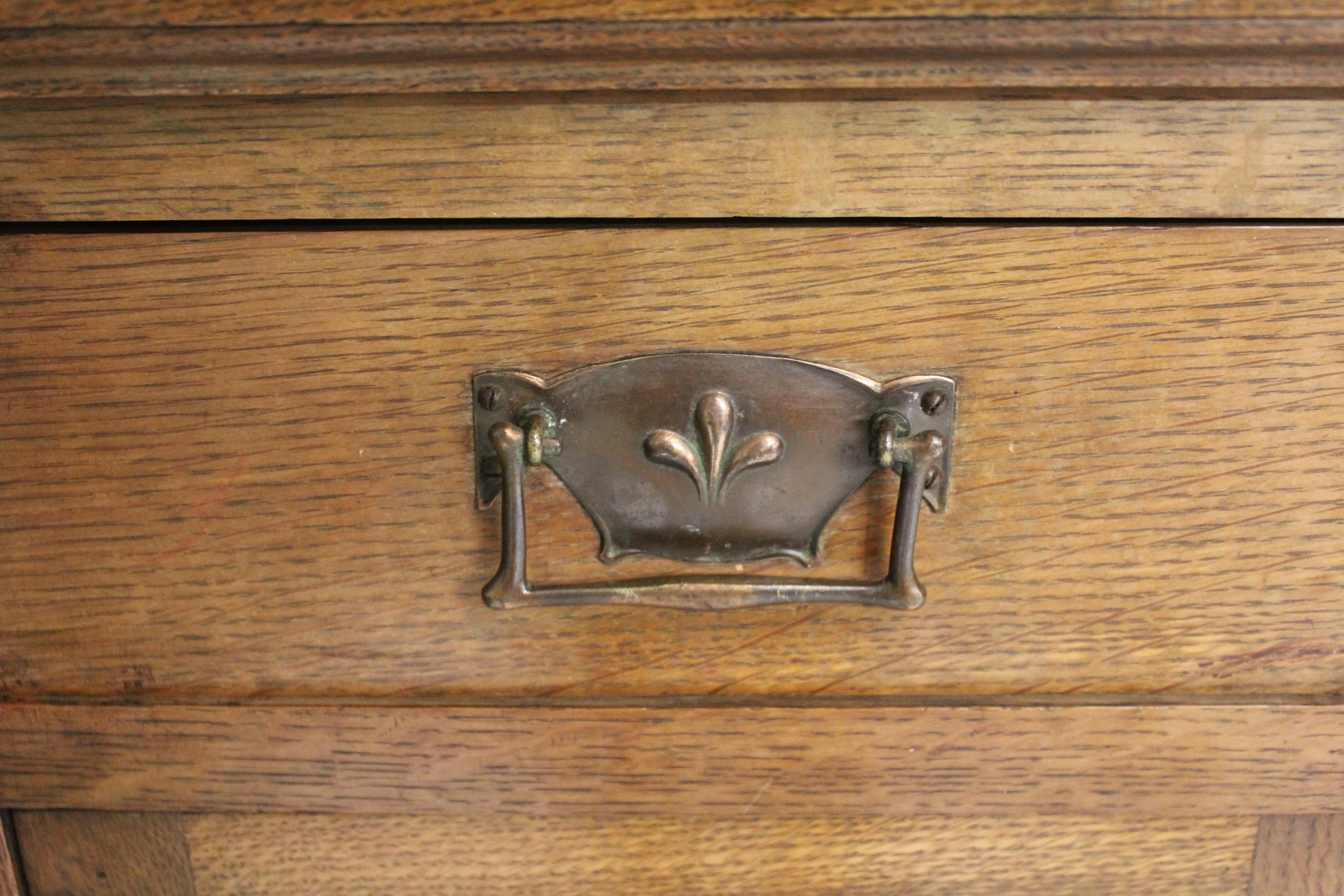 A 19TH CENTURY OAK AND STAINED GLASS ARTS AND CRAFTS MIRROR BACK SIDEBOARD Two small glazed - Image 5 of 5