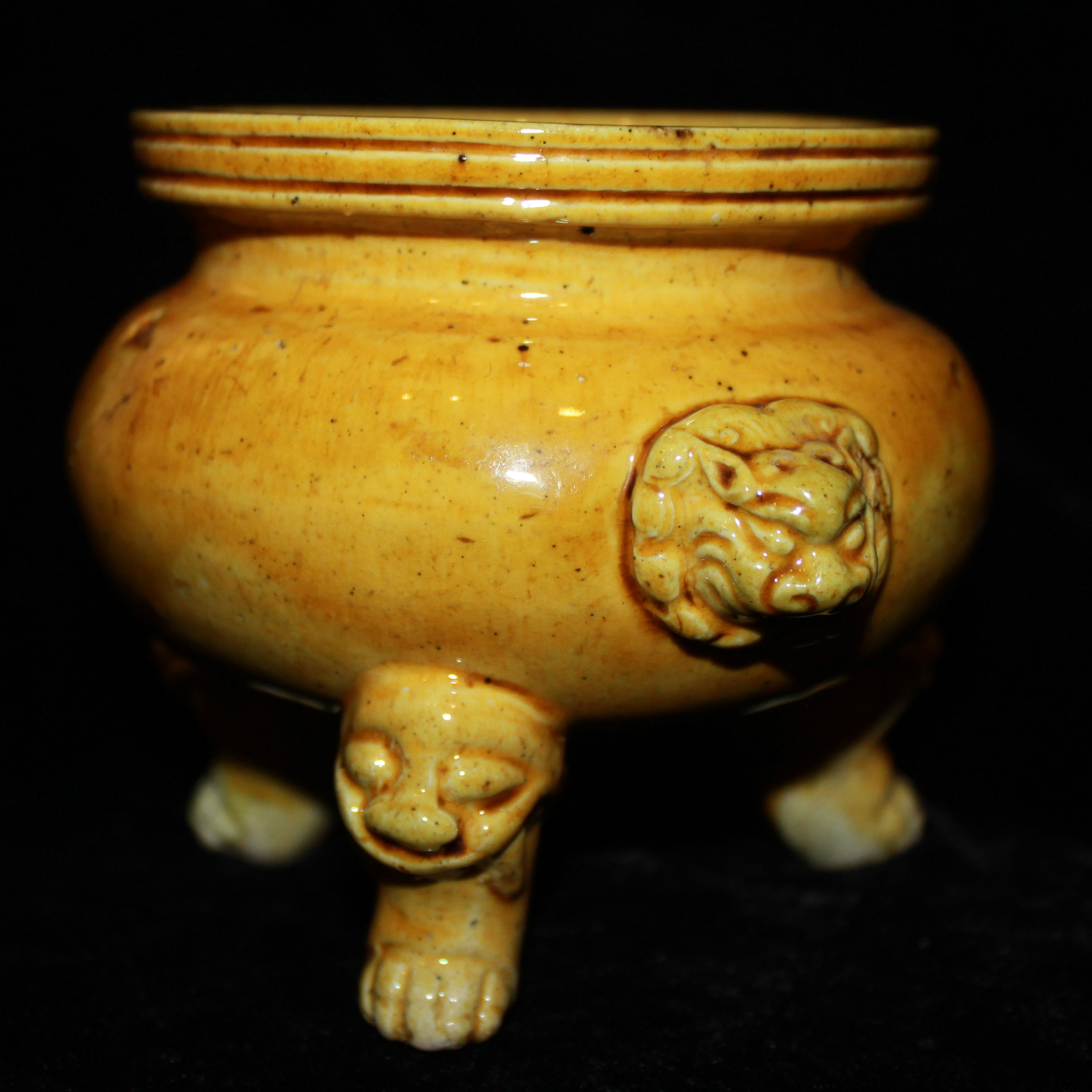 A 19TH CENTURY YELLOW GLAZED TRIPOD CENSER Having an ochre toned glaze, standing on a carved beast - Image 4 of 12