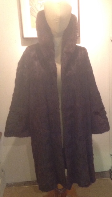 A VINTAGE DARK BROWN MINK FUR COAT With a sweeping collar, swing shaped and satin lined, bearing