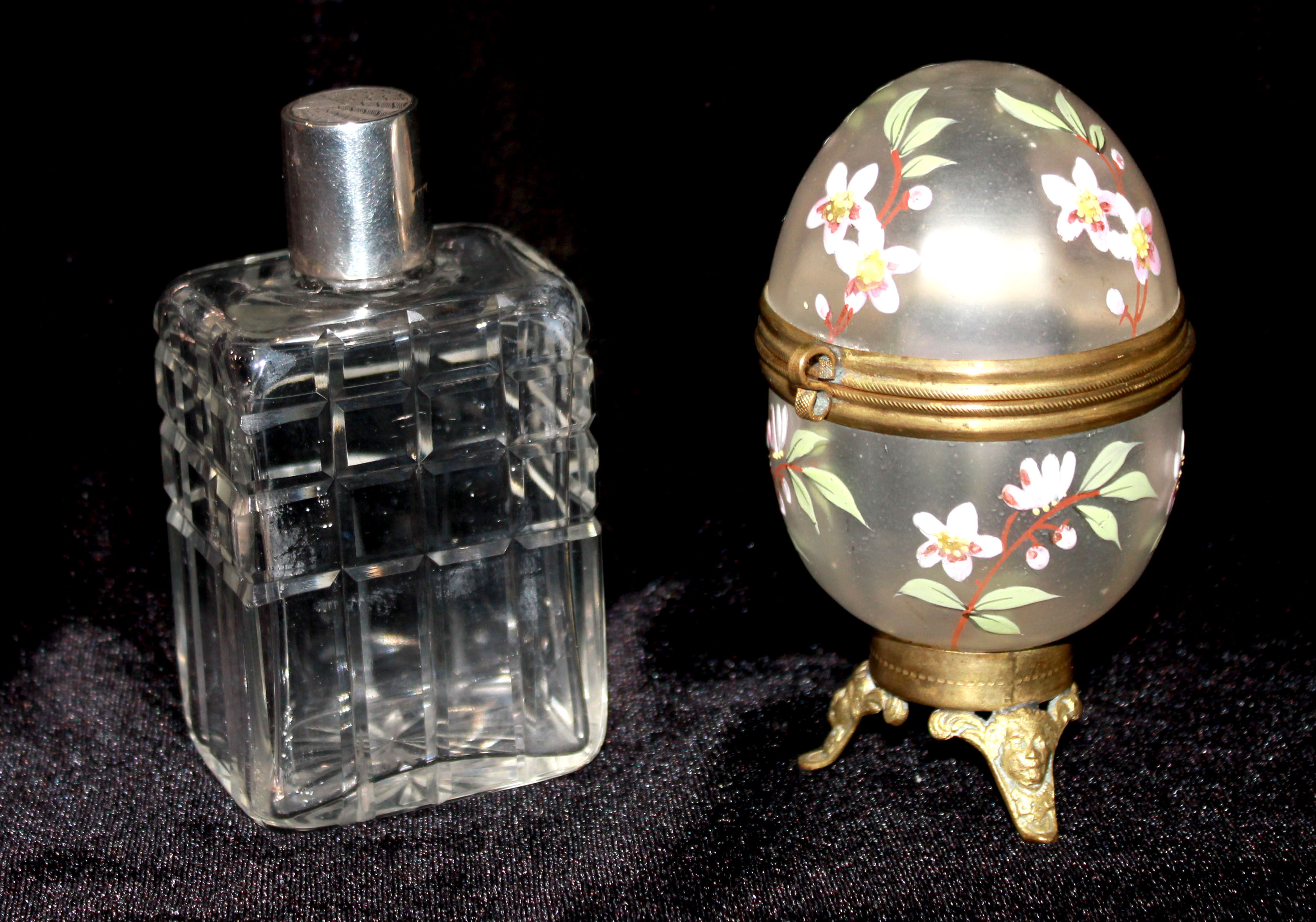 AN EARLY 20TH CENTURY ART DECO STYE SILVER AND CUT GLASS SCENT BOTTLE With engine turned