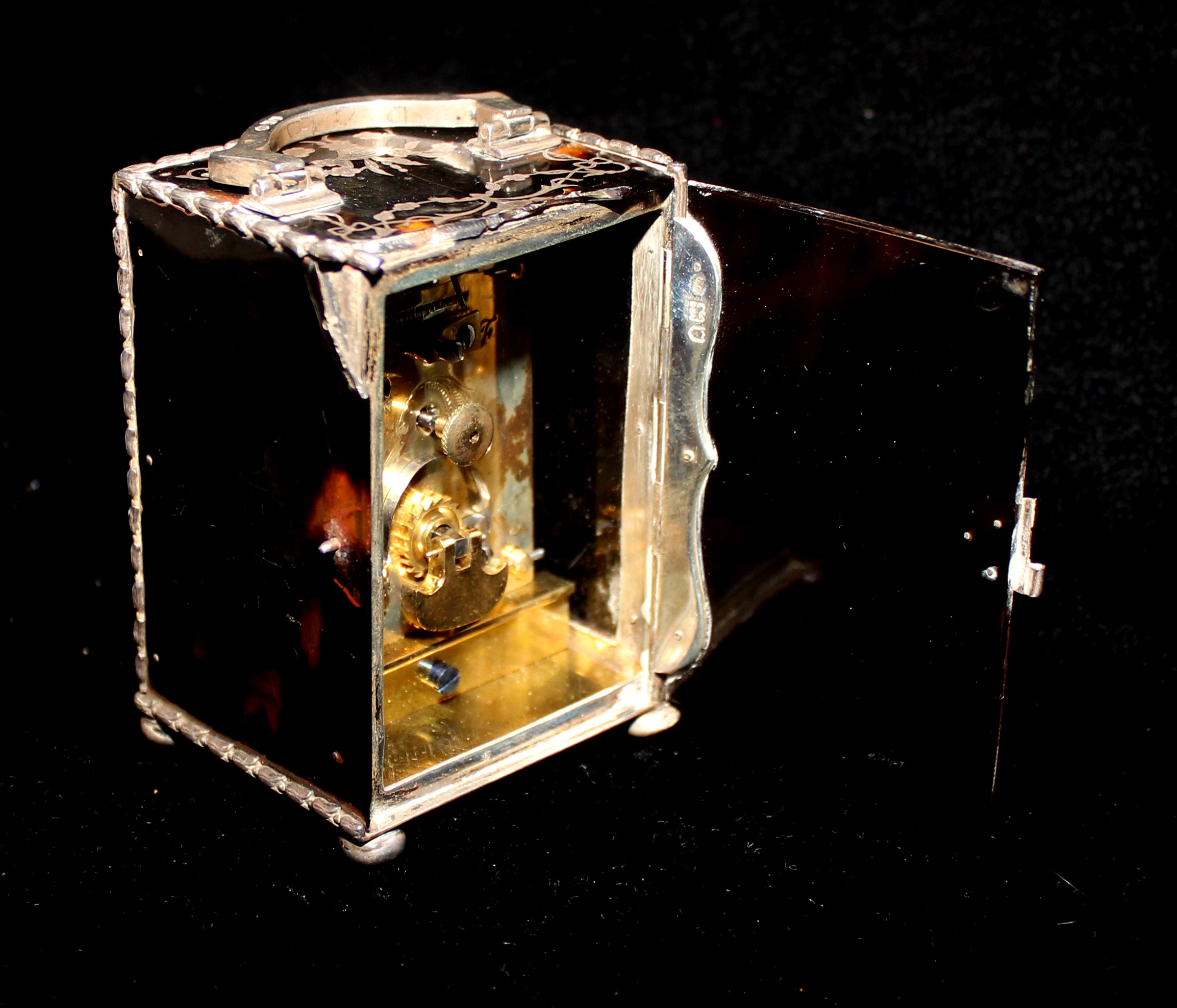 AN EDWARDIAN TORTOISESHELL AND SILVER MINIATURE CARRIAGE CLOCK Having a silver handle and a - Image 2 of 2