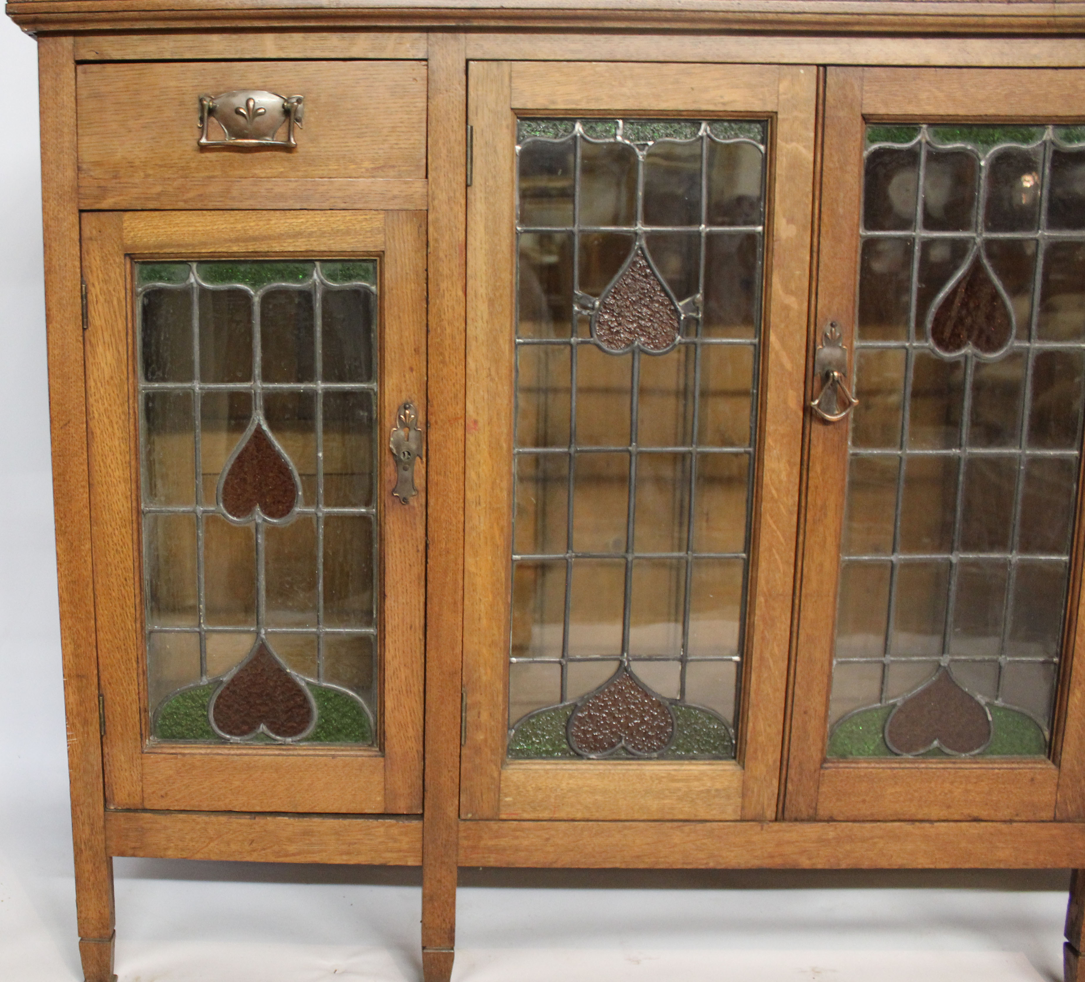 A 19TH CENTURY OAK AND STAINED GLASS ARTS AND CRAFTS MIRROR BACK SIDEBOARD Two small glazed - Image 2 of 5