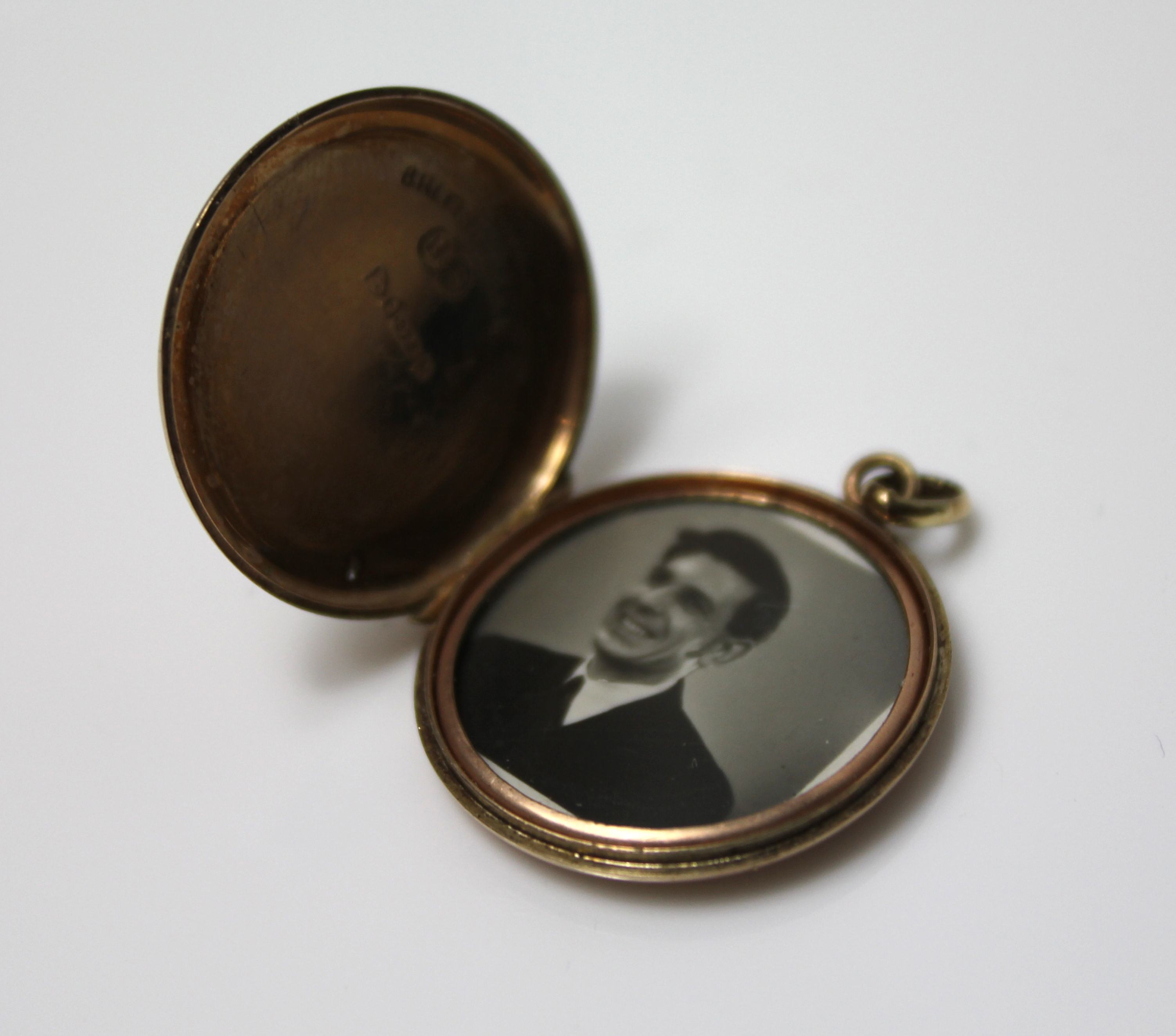 AN EARLY 20TH CENTURY 9CT GOLD CIRCULAR LOCKET With engraved decoration, together with a vintage - Image 2 of 3