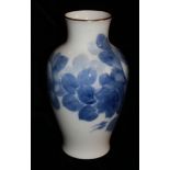 A CASED 20TH CENTURY CHINESE BLUE AND WHITE VASE Having underglazed blue floral decoration and