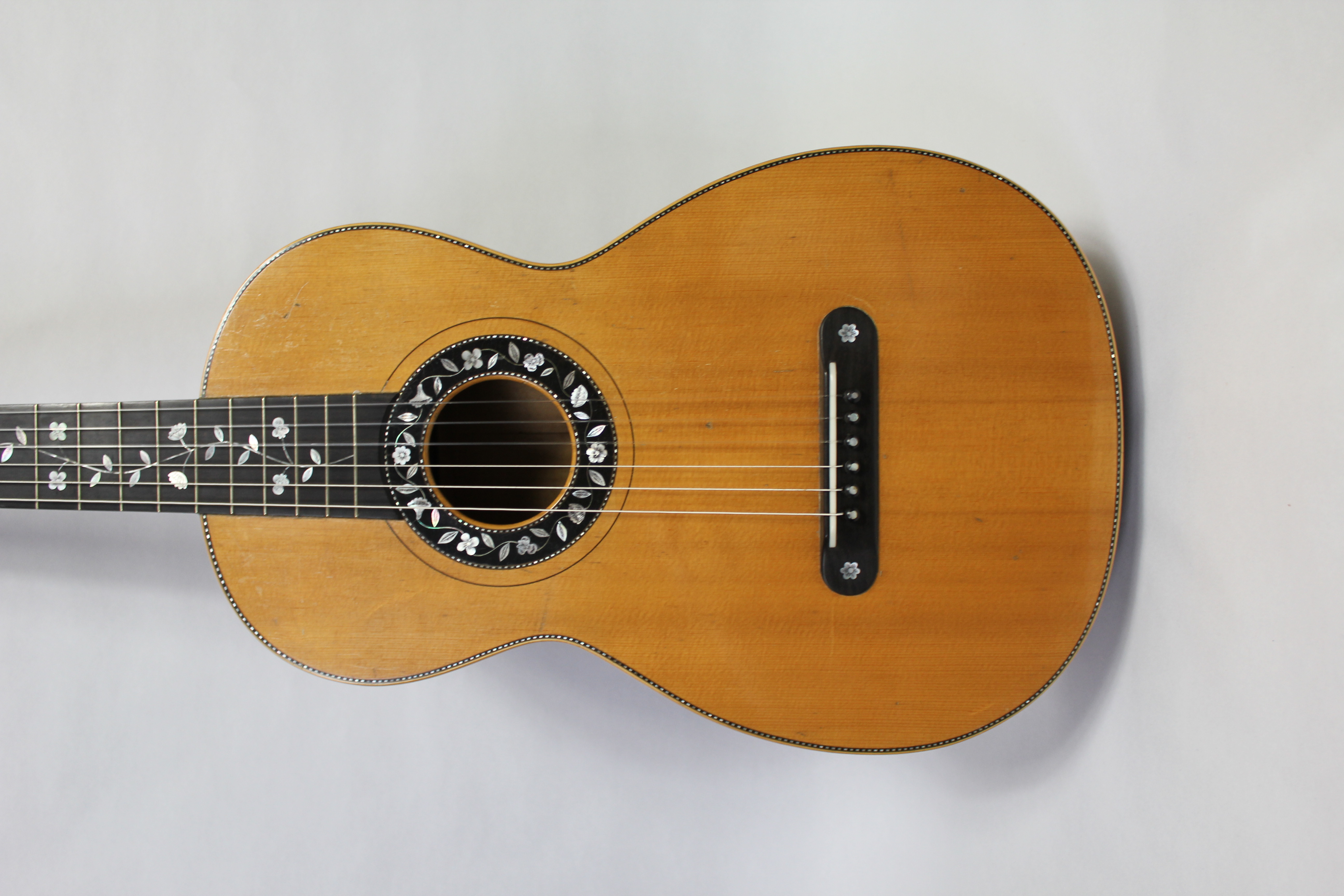 A 19TH CENTURY FRENCH PARLOUR GUITAR Complete with original wooden coffin case. - Image 3 of 11