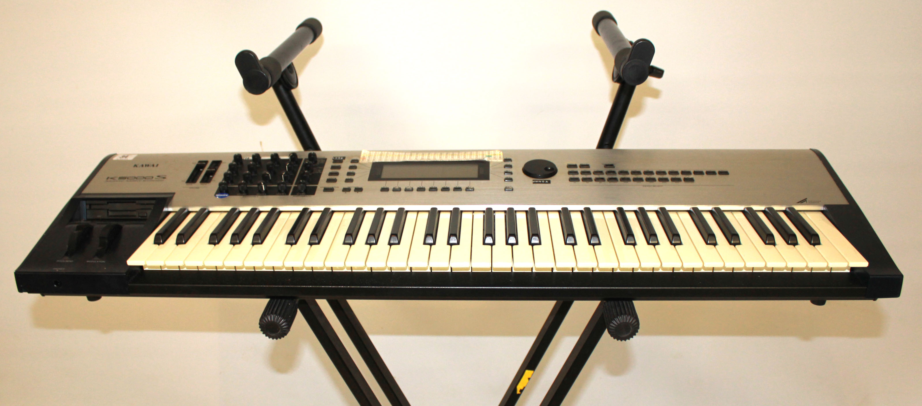 A KAWAI K500S KEYBOARD SYNTHESIZER With pitch bend and modulation features, complete with adjustable - Image 2 of 2