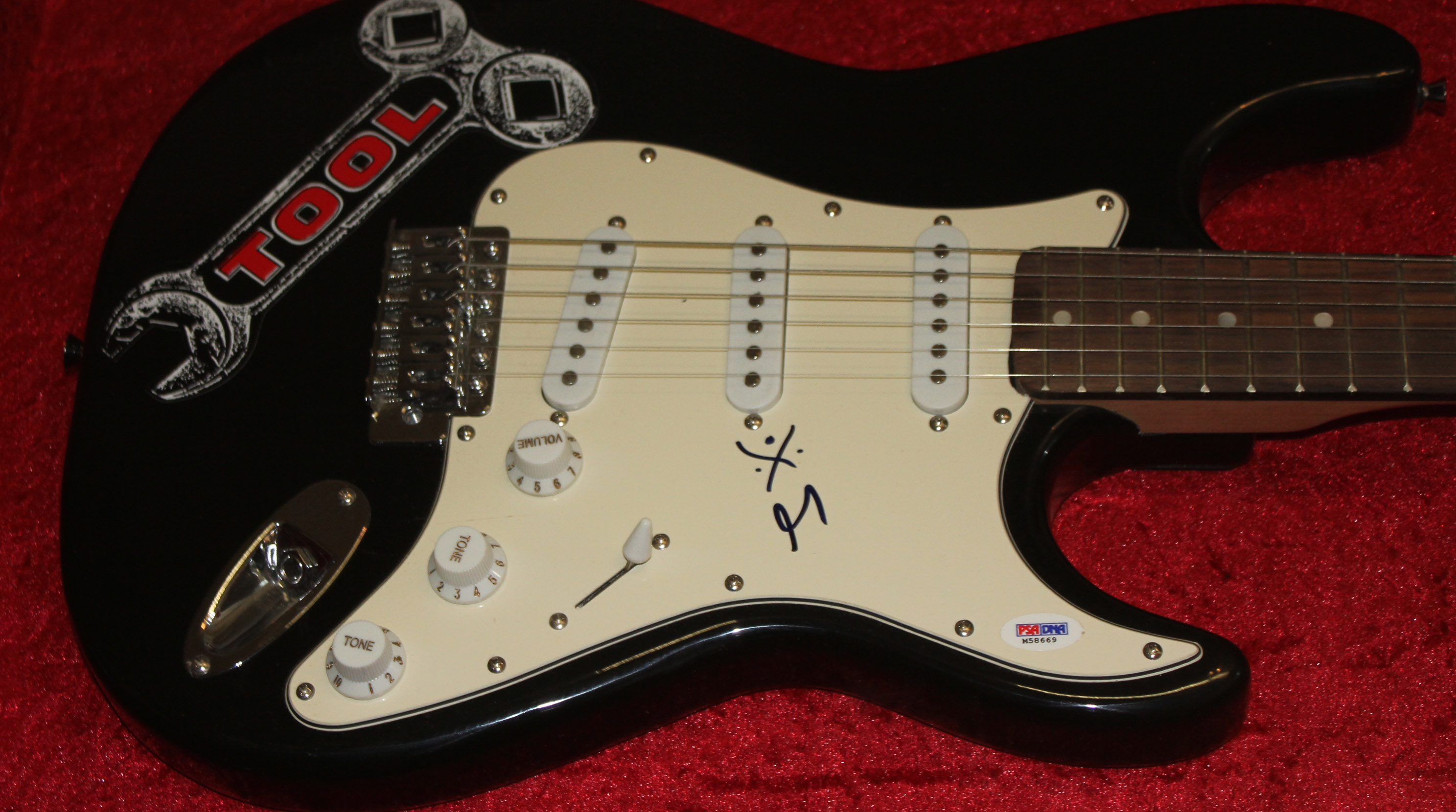 A STEDMAN PRO ELECTRIC GUITAR SIGNED BY MAYNARD JAMES KEENEN OF TOOL Complete with tamper-evident - Image 2 of 2