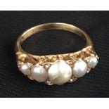 AN ANTIQUE 18CT GOLD RING SET WITH GRADUATING PEARLS.