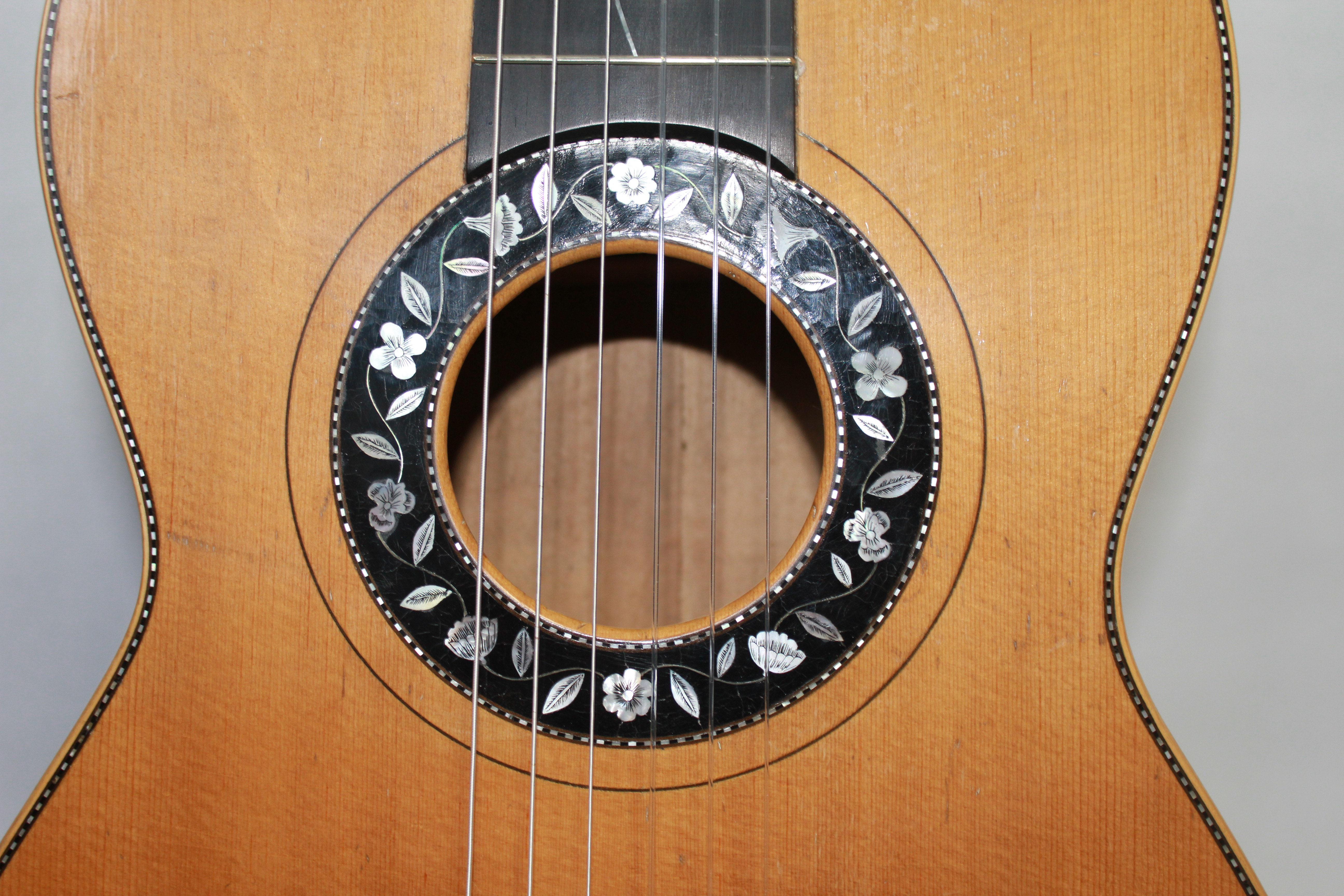 A 19TH CENTURY FRENCH PARLOUR GUITAR Complete with original wooden coffin case. - Image 5 of 11